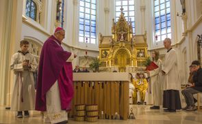 Bischof Dr. Ludwig Schwarz segnet den neu gestalteten Altar in der Stadtpfarrkirche Traun