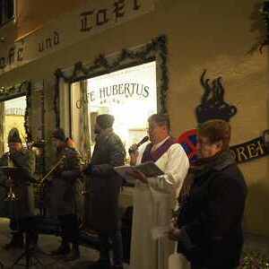 Adventkranzsegnung am Höllplatz