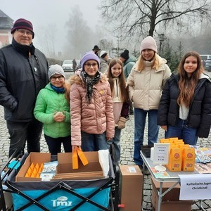 Jugendgruppe verkauft Missioschokolade