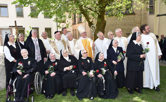 Eine große Feiergemeinde, viele befreundete Priester und Angehörige, Freunde und Bekannte sind zum Festgottesdienst mit Weihbischof Anton Leichtfried in der Klosterkirche versammelt 