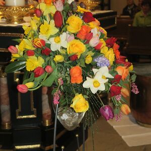 Die zur Kreuzverehrung mitgebrachten Blumen schmücken die Kirche                            