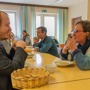 Frauen der Katholischen Frauenbewegung Kirchdorf bieten köstlichen Suppen an