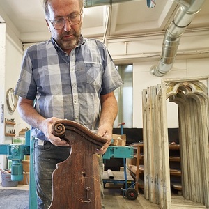 alte 'Wange', im Hintergrund gotische Holzfenster