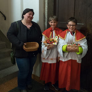 Ostereierausteilen der Ministranten