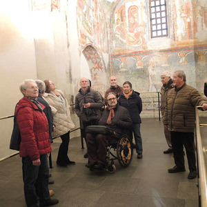 Begeisterte Zuhörer bei der Führung durch die Räumlichkeiten mit den wunderschönen romanischen Fresken