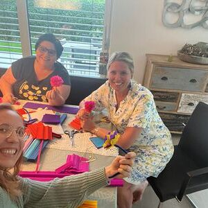 Fachteam Projekte beim Blumen basteln