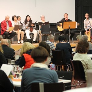 Der Alle-Heiligen-Zeiten Chor aus Treffling brachte Lieder zum Mitsingen zur Exoduserzählung mit