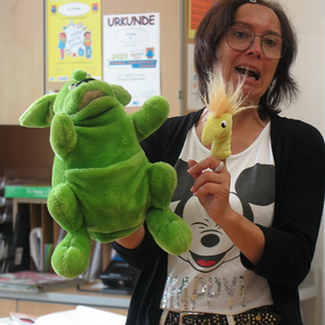 Die Schulanfänger besuchen die Schule