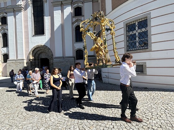 Maturanten trugen die Schutzengelstatue / © Walter Retschitzegger Schutzengelsonntag: Maturanten trugen Schutzengelstatue in Wilhering