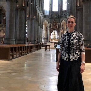 Julia Dobretsberger hat in die fünfte Generation des Bestattungsunternehmens Dobretsberger eingeheiratet. Die erste eingeheiratete Dobretsberger war Crescentia, die in einem Domfester dargestellt ist. 