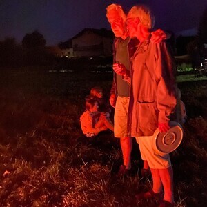Gemeinsam die Flammen betrachtend