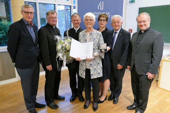 V. l.: Vizerektor Dr. Ewald Volgger, Diözesanbischof Dr. Manfred Scheuer, Rektor Dr. Franz Gruber, Ehrendoktorin Mag.a Dr.in Erna Putz, Studiendekanin Dr.in Hildegard Wustmans, LH a. D. Dr. Josef Pühringer, Generalvikar DDr. Severin Lederhilger 