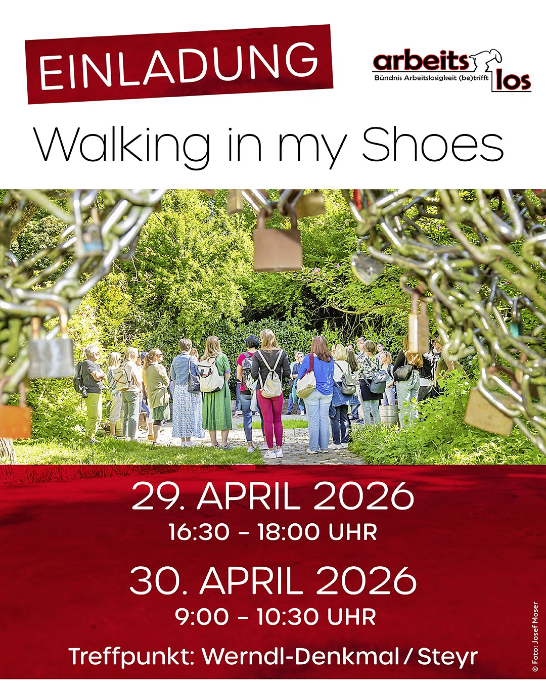 durch eine Lücke in einem Kettenzaun fotografiert; Gruppe von Menschen im Kreis stehend, im Park