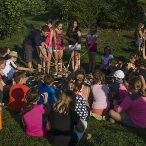  Ein umgebautes, ehemaliges Bauernhaus auf einer Alm in Weyer war die Herberge für 30 Jungscharkinder. Acht Kinder unserer Pfarre verbrachten mit Mädchen und Buben der Pfarre Scharnstein eine erlebnisreiche Woche: Lagerleiter Matthias Holzinger übern