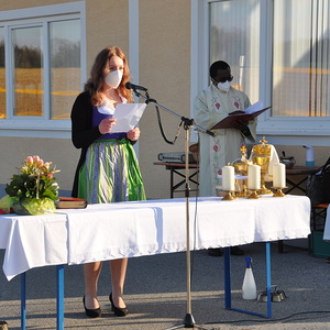 Am Vorplatz der Mehrzweckhalle