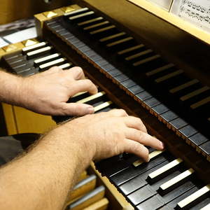 Domorganist Wolfgang Kreuzhuber bei der Probe für den Raumklang 2018 im Linzer Mariendom