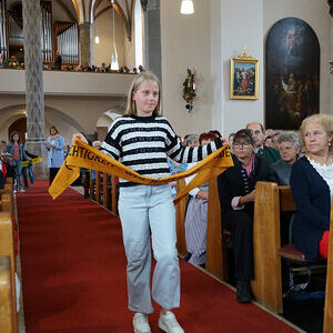 Die Kinder des Kinderliturgiekreises tragen die Bänder nach vorne