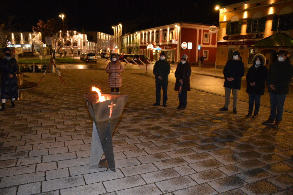 Die neue Feuerschale am Kirchenvorplatz von Perg