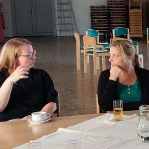 Bernadette Hackl (li.) begleitet uns durch den Tag.