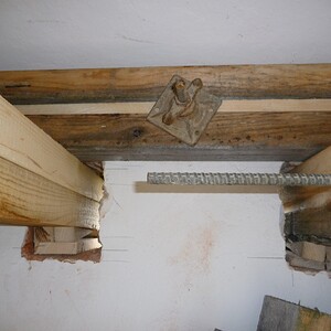 Die Kanter werden mit dem Mauerwerk fest verankert.