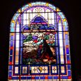 Glasfenster in einer methodistischen Kirche