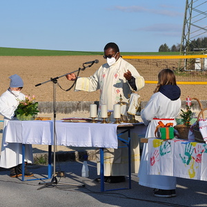 Am Vorplatz der Mehrzweckhalle