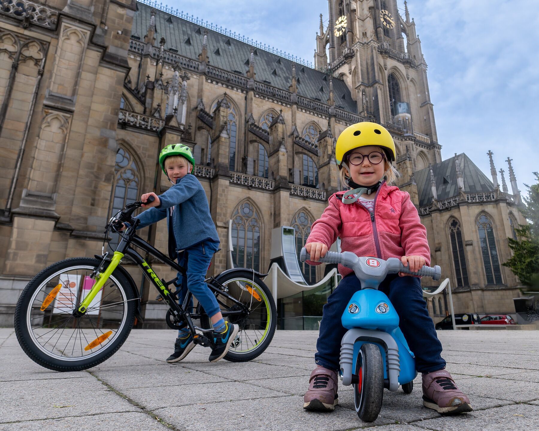 Im Mariendom findet einmal im Jahr eine Kinderfahrzeugsegnung statt. Dabei sind die kleinen Besucherinnen und Besucher eingeladen, ihre Roller, Tretautos, Lauf- oder Fahrräder mitzubringen.