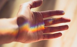 Hand mit Regenbogen