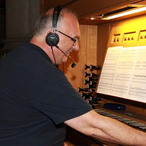 Diese setzt nachher Organist Wolfgang Kreuzhuber auf...