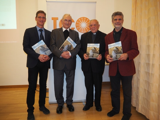 V. l.: Dietmar Winkler, Prof. Hans Hollerweger, Bischof em. Maximilian Aichern und Verleger Helmut Wagner. 