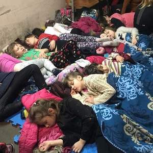 Kinder im Bunker in Lviv – Lemberg - während eines Sirenenalarms