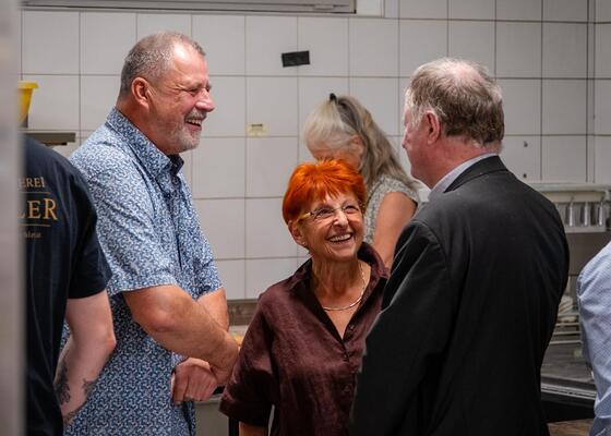 Festgottesdienst und Junia-Fest unter der Eisenbahnbrücke mit Bischof Manfred Scheuer / © Diözese Linz / Johannes Kienberger Bischof Manfred Scheuer mit Christa und Karl Eichler