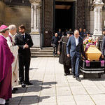 Spalier auf dem Domplatz für den Verstorbenen