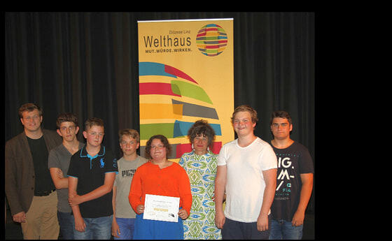 LAbg. Stefan Kaineder und Schauspielerin Maria Hofstätter mit den siegreichen Filmemachern der NMS Kopernikusschule Steyr: Simon Vogelhuber, Sabine Auer, Pascal Grafeneder, Maximilian Grunewald und Felipe Soares.