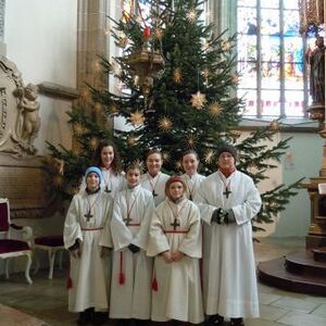 Jungmedizinerin als Ministrantin 