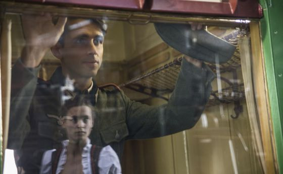 Abschied vom Bahnhof Tittmoning: Franz Jägerstätter (Daniel Alvermann) und Franziska Jägerstätter (Rebecca Seidel)
