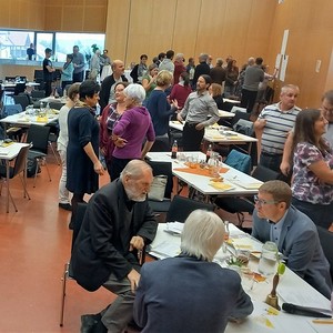 Auf die Plakate wurde aufgeschrieben, was an Fragen da ist oder in den Pfarren gut läuft, wo man zusammenarbeiten möchte ...