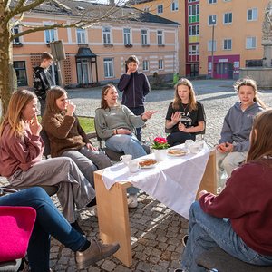 Einladung der Pfarre Kirchdorf an der Krems zu Tee und Gespräch am Kirchenplatz