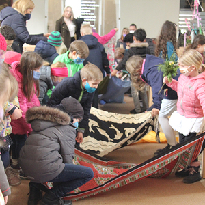 Die Kinder breiten Tücher aus