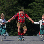 Estelle und Victoria lernen ihrem Opa das Skatebaordfahren