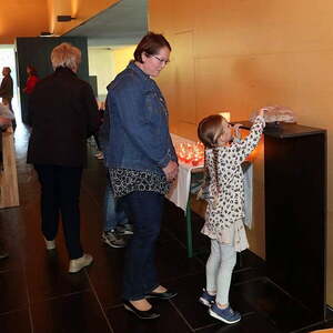 Lichterprozession und Handauflegung