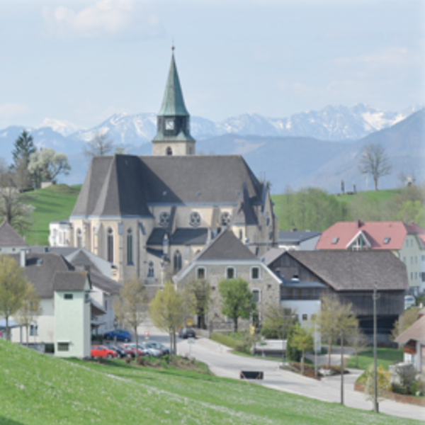Pfarrkirche Maria Neustift Ansicht von Osten an einem sonnigen Tag im beginnenden Frühling