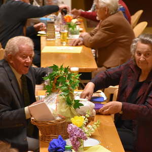gesegnete Speisen werden verzehrt