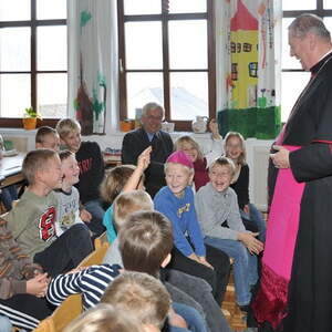 Bischof besuchte Volksschulen und Kindergarten