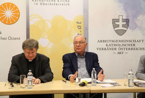 Bischof Manfred Scheuer (l.) und Helmut Kukacka