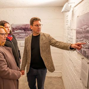 Gedenkfeier an die Opfer des ehemaligen KZ Außenlagers Ternberg unter dem Thema „Politischer Widerstand“Bild: v.l.n.r. Doris Bures (Zweite Präsidentin des Nationalrates), Anita Buchberger und Erich Buchberger (Historiker und Mauthausen Guide)