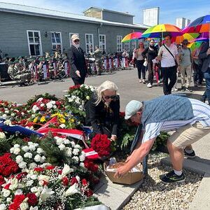 Gabriele Hofer Stelzhammer, Präsidentin der KA OÖ und Christian Leonfellner, Vorsitzender der KAB OÖ legen am Kenotaph in Mauthausen Brot und Rosen als Zeichen des Gedenkens ab.