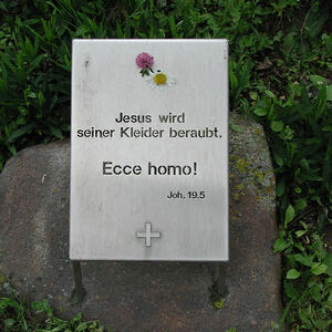 X. Station: Jesus wird seiner Kleider beraubt.