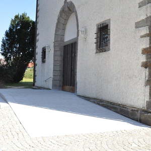 Die fertige Rampe mit Stiegenaufgang