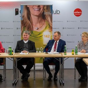 V. l.: Barbara Lanzerstorfer-Holzner, Bischof Manfred Scheuer, Landeshauptmann Thomas Stelzer und Silvia Breitwieser